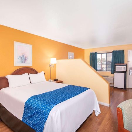 Travelodge By Wyndham Kingman Bagian luar foto