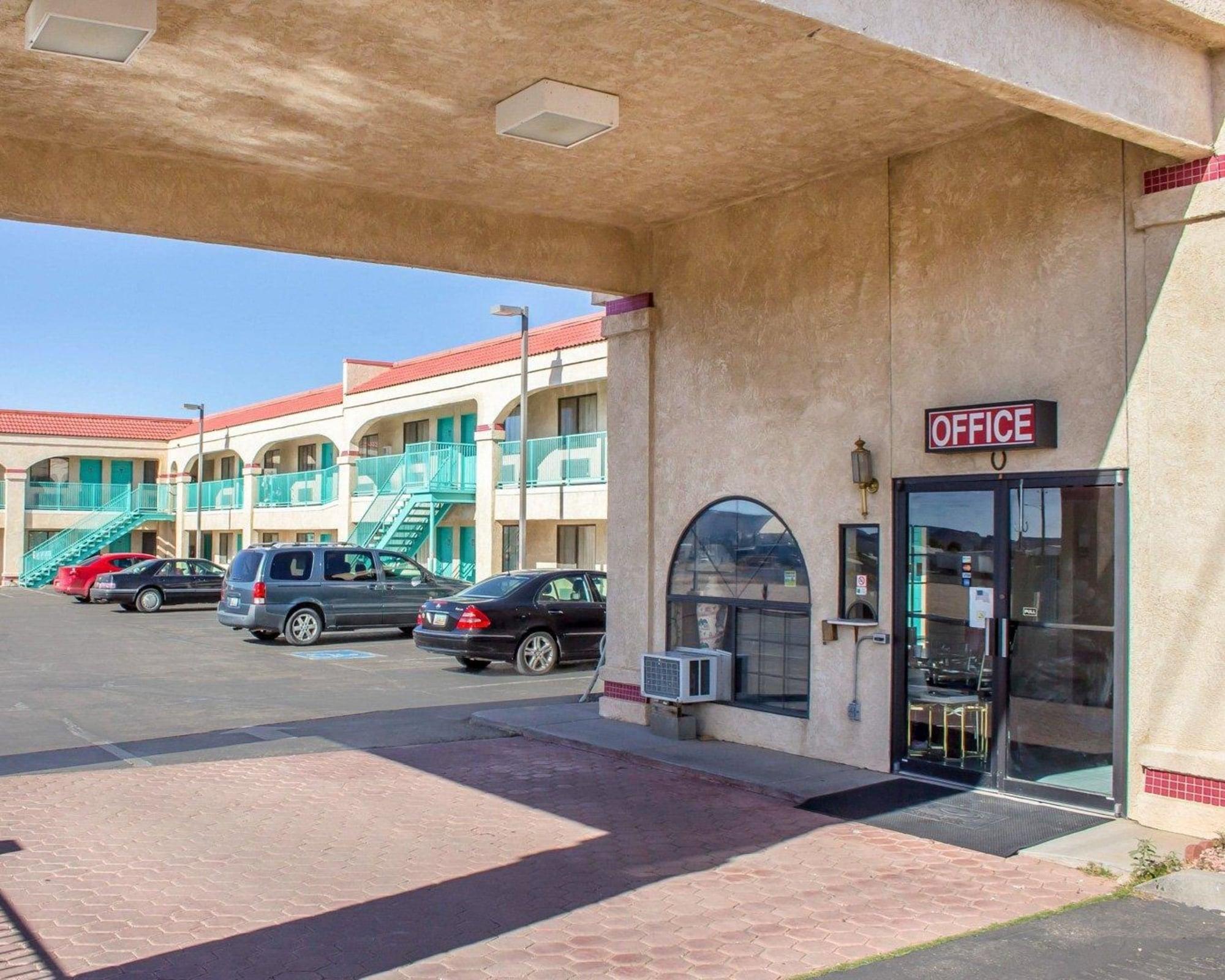 Travelodge By Wyndham Kingman Bagian luar foto