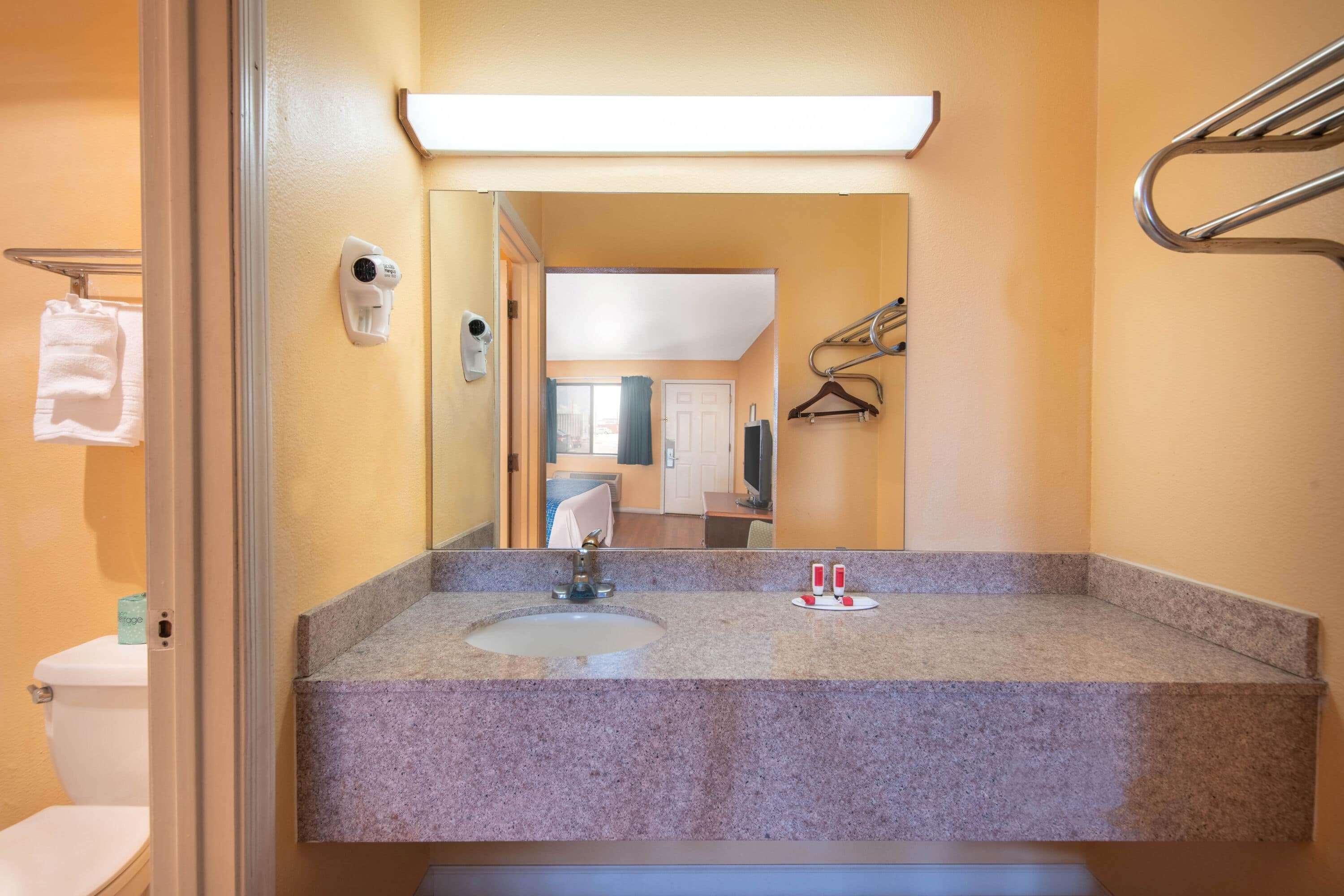 Travelodge By Wyndham Kingman Bagian luar foto