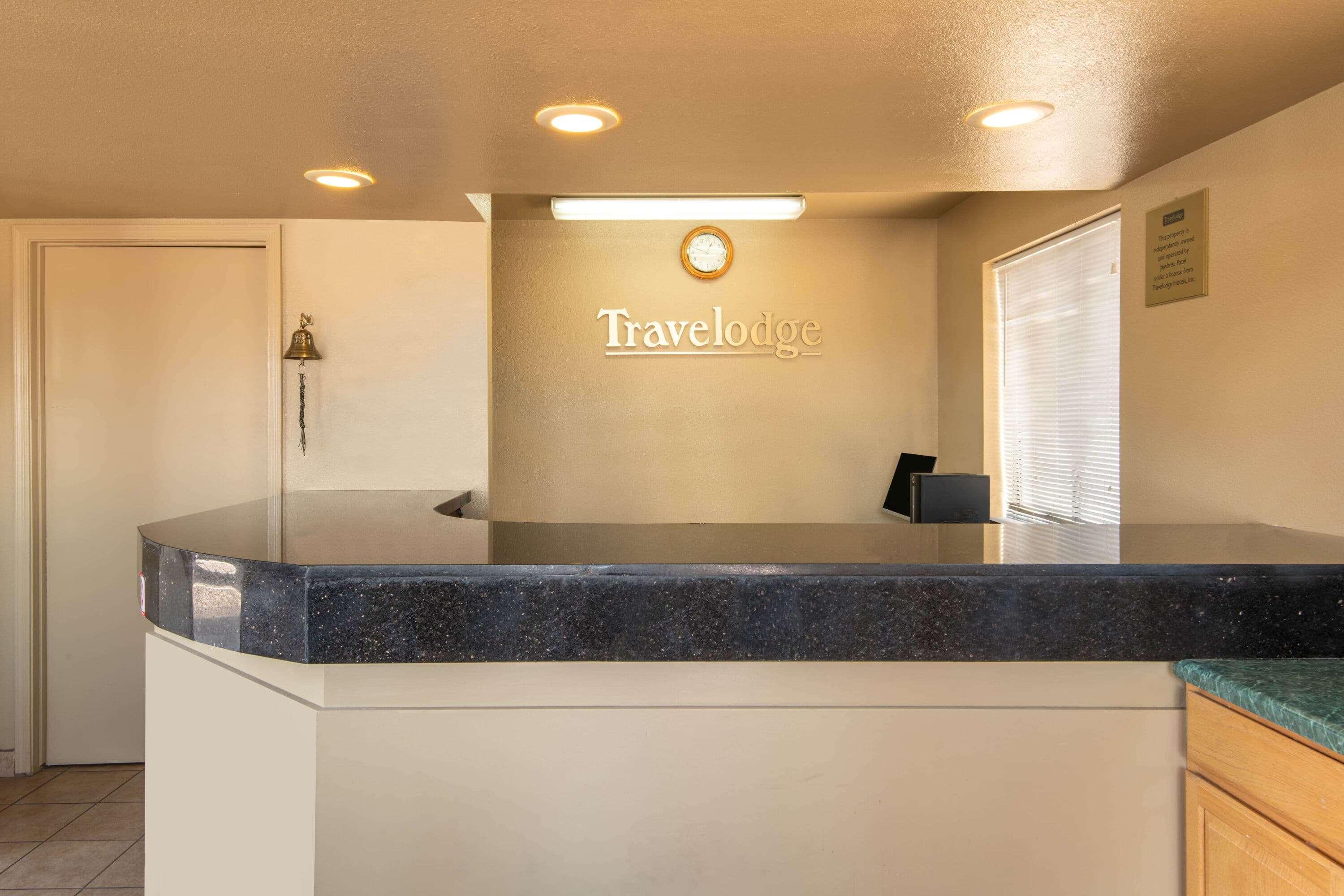 Travelodge By Wyndham Kingman Bagian luar foto